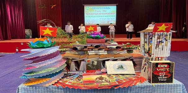 Description: C:\Users\ADMIN\Desktop\ảnh cuộc thi trưng bày sách\z4274808939060_d6285313926479e10d8d7928b4349e8e.jpg