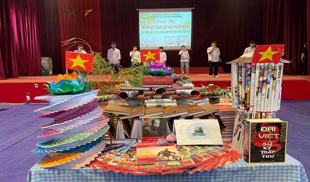 Description: C:\Users\ADMIN\Desktop\ảnh cuộc thi trưng bày sách\z4274808939060_d6285313926479e10d8d7928b4349e8e.jpg