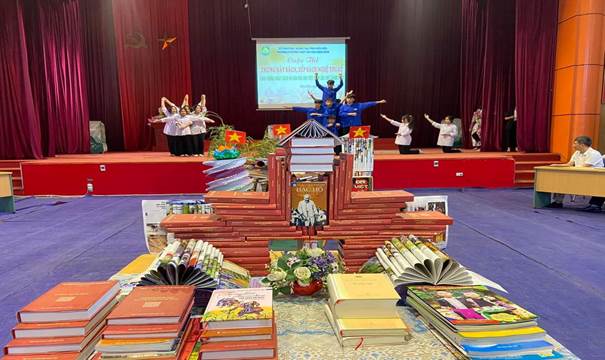 Description: C:\Users\ADMIN\Desktop\ảnh cuộc thi trưng bày sách\z4274082016841_a4bf366e682f554ecf81fedecc708ab7.jpg