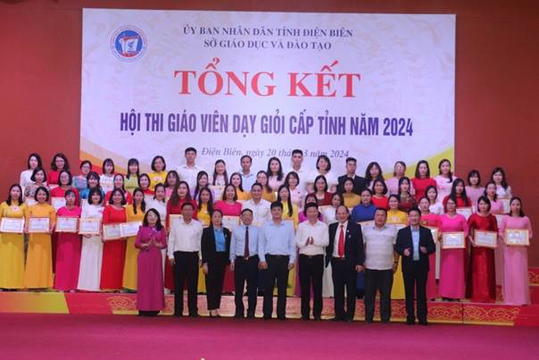 Description: Trao giấy khen cho các giáo viên thành tích cao trong Hội thi.